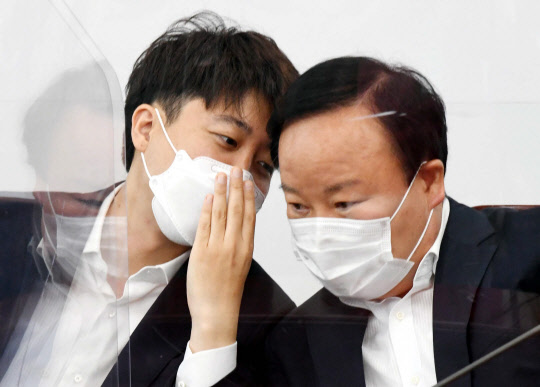 지난 7월15일 국회에서 열린 국민의힘 최고위원회의에서 이준석(왼쪽) 당대표와 김재원(오른쪽) 최고위원이 대화하고 있다.연합뉴스